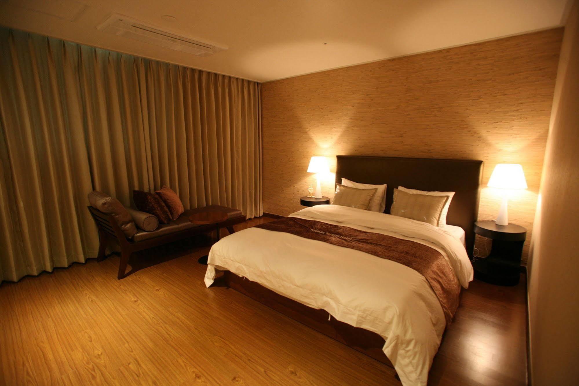 Hyunjin Tourist Hotel Donghae Esterno foto