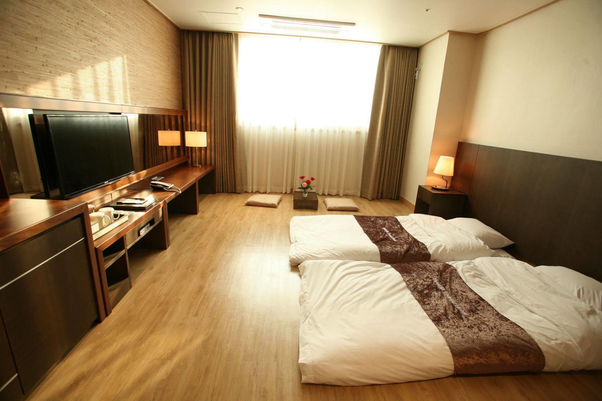 Hyunjin Tourist Hotel Donghae Esterno foto